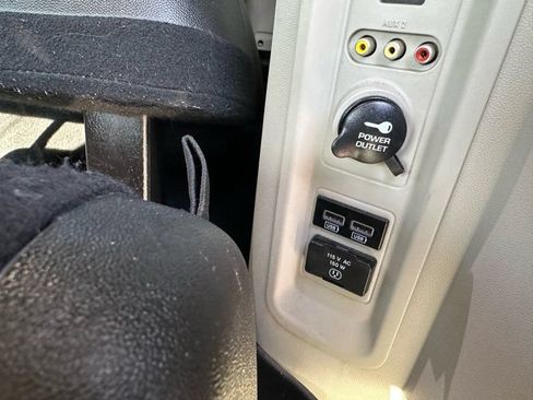 Used 2014 Chrysler Town & Country Touring FWD image 15