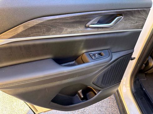 Used 2023 Jeep Grand Cherokee Limited w/ Black Appearance Package image 9