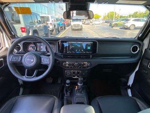 Used 2025 Jeep Gladiator Sport image 18