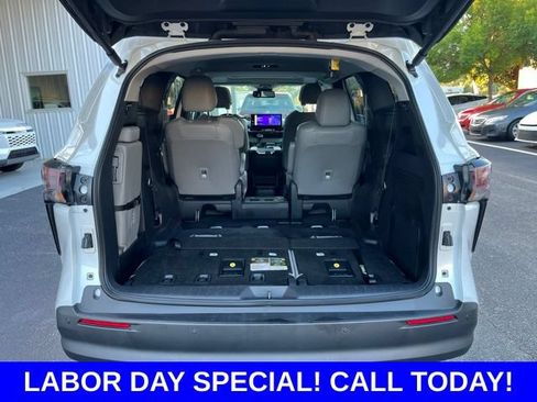 Used 2025 Toyota Sienna XLE FWD image 31