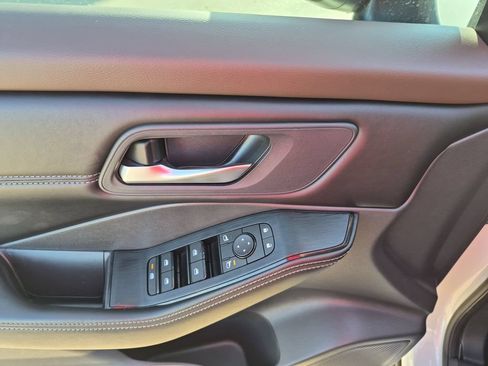 Used 2023 Nissan Rogue SV w/ SV Premium Package FWD image 13