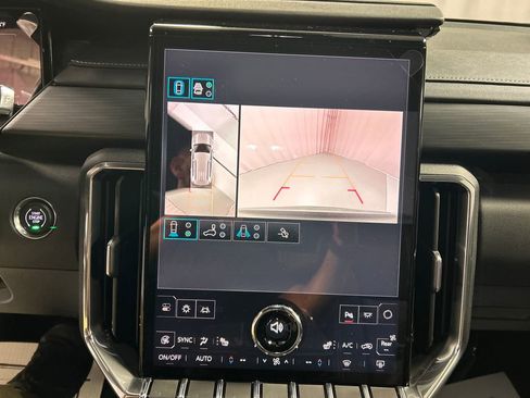 Used 2025 GMC Acadia Elevation image 18