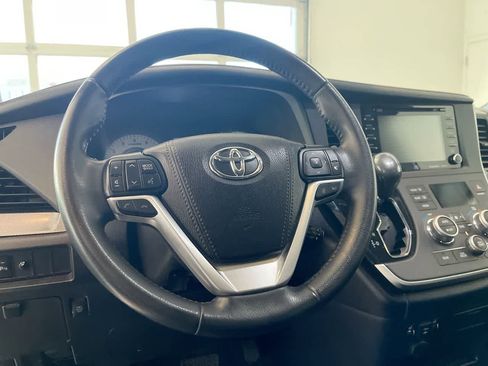 Used 2020 Toyota Sienna SE w/ SE Preferred Package image 14