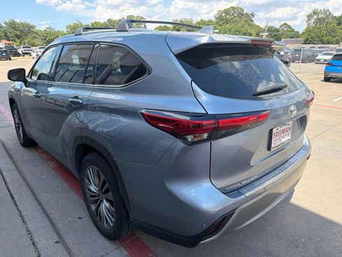 Used 2021 Toyota Highlander Platinum FWD image 7