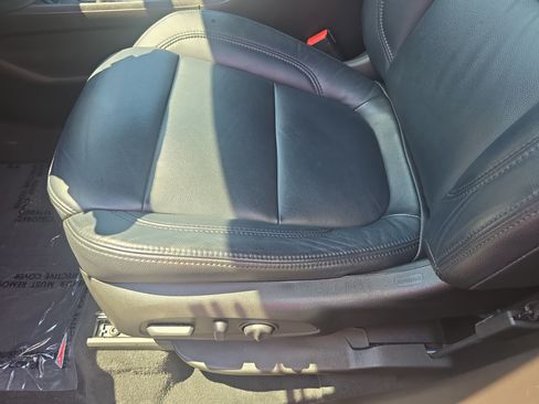 Used 2023 Chevrolet Traverse LT FWD image 29