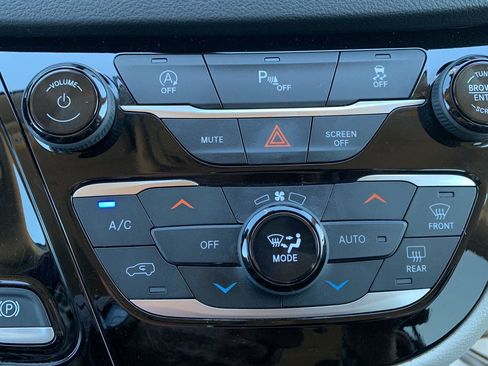 Used 2020 Chrysler Pacifica Touring-L image 8