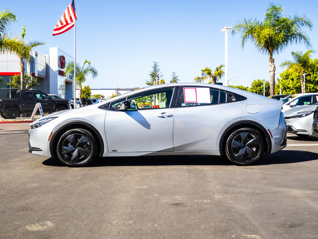 Used 2026 Toyota Prius LE AWD/4WD image 4