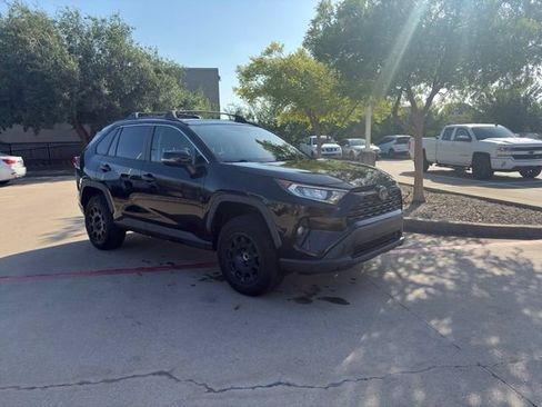 Used 2020 Toyota RAV4 XLE Premium FWD image 3