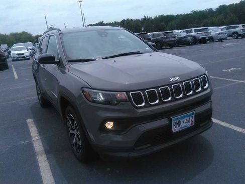 Used 2024 Jeep Compass Latitude AWD/4WD image 6