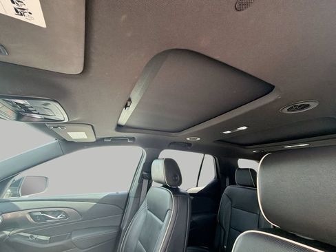 Used 2023 Chevrolet Traverse Premier FWD image 19