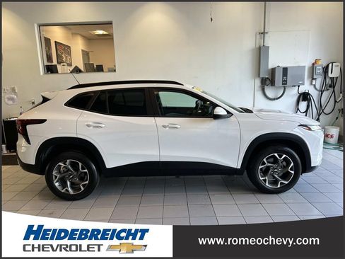 Used 2024 Chevrolet Trax LT w/ Driver Confidence Package FWD image 2