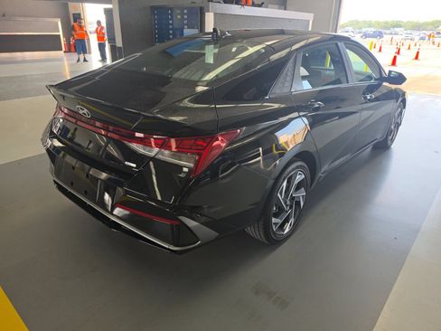 Used 2025 Hyundai Elantra SEL FWD image 2