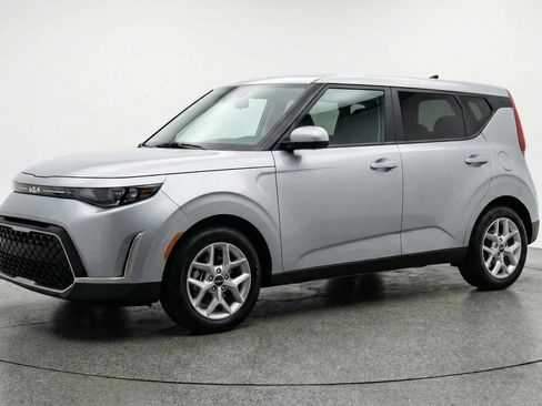 Used 2025 Kia Soul LX w/ LX Technology Package image 3