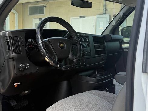 Used 2014 Chevrolet Express 2500 RWD image 15