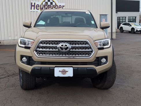 Used 2017 Toyota Tacoma TRD Off-Road image 2