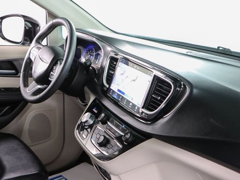 Used 2024 Chrysler Pacifica Touring-L FWD image 26