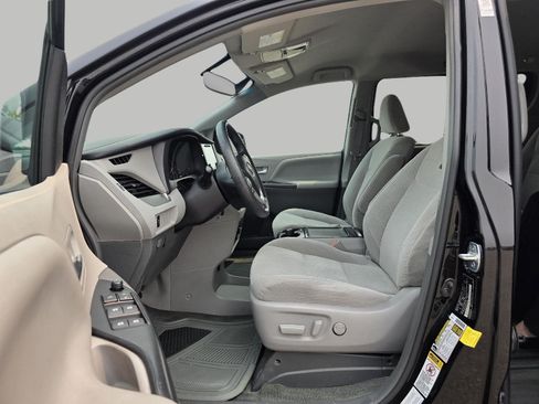 Used 2017 Toyota Sienna LE AWD/4WD image 10