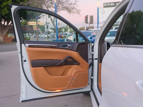 Used 2014 Porsche Cayenne GTS image 11