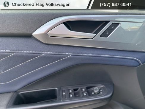 Used 2025 Volkswagen Taos SEL image 2
