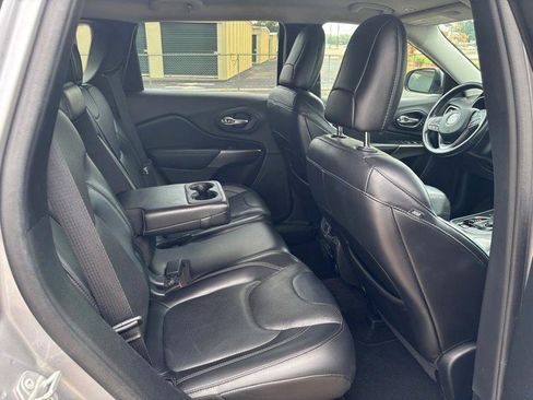Used 2019 Jeep Cherokee Limited w/ Luxury Group AWD/4WD image 16