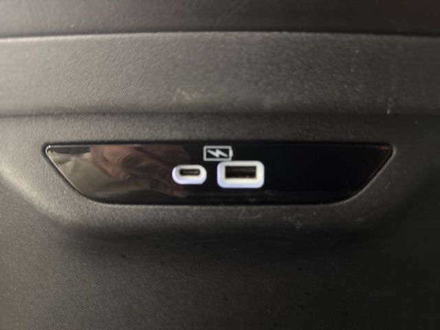 Used 2023 Chrysler Pacifica Touring-L FWD image 23