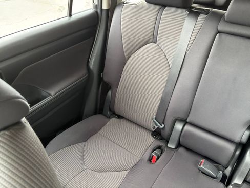 Used 2025 Toyota Highlander LE FWD image 40