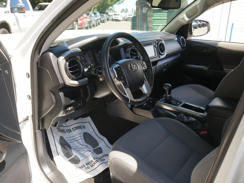 Used 2018 Toyota Tacoma SR5 AWD/4WD image 11