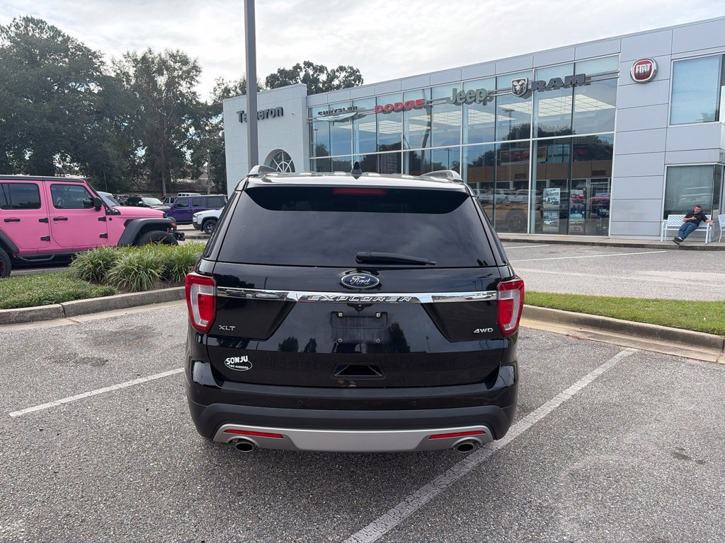 Used 2017 Ford Explorer XLT w/ Equipment Group 202A AWD/4WD image 6