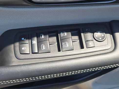Certified 2024 Chrysler Pacifica Touring-L FWD image 24