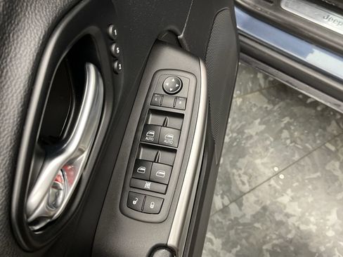 Used 2021 Jeep Cherokee Limited w/ Elite Package AWD/4WD image 10