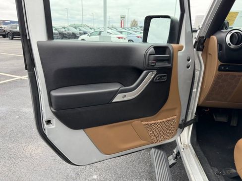 Used 2012 Jeep Wrangler Unlimited Rubicon w/ Connectivity Group image 13