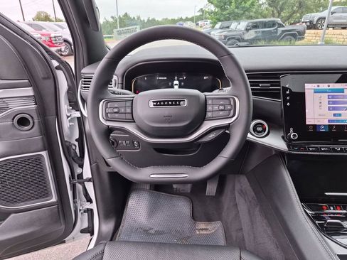 Used 2024 Jeep Wagoneer L Series II AWD/4WD image 32