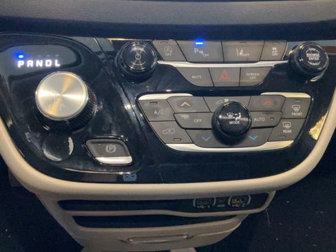 Used 2024 Chrysler Pacifica Touring-L FWD image 13