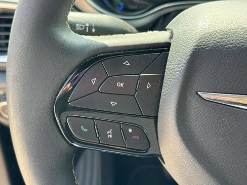 Used 2023 Chrysler Pacifica Limited w/ S Appearance Package FWD image 23
