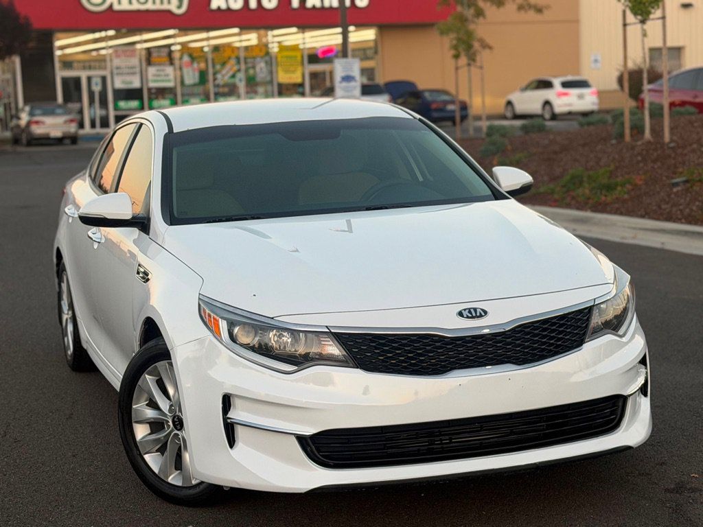 Used 2018 Kia Optima LX w/ 17" Alloy Wheels Package FWD image 2
