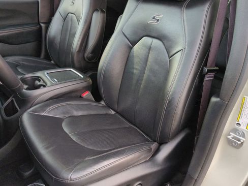 Used 2020 Chrysler Pacifica Touring-L Plus w/ Advanced Safetytec Group image 17