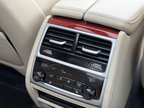 Used 2019 BMW ALPINA B7 xDrive AWD/4WD image 25
