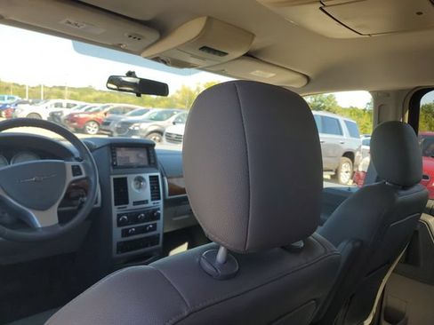 Used 2008 Chrysler Town & Country Touring FWD image 10