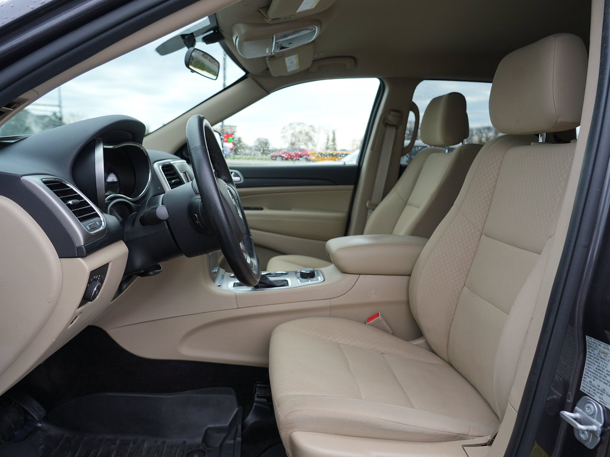 Used 2019 Jeep Grand Cherokee Laredo AWD/4WD image 13