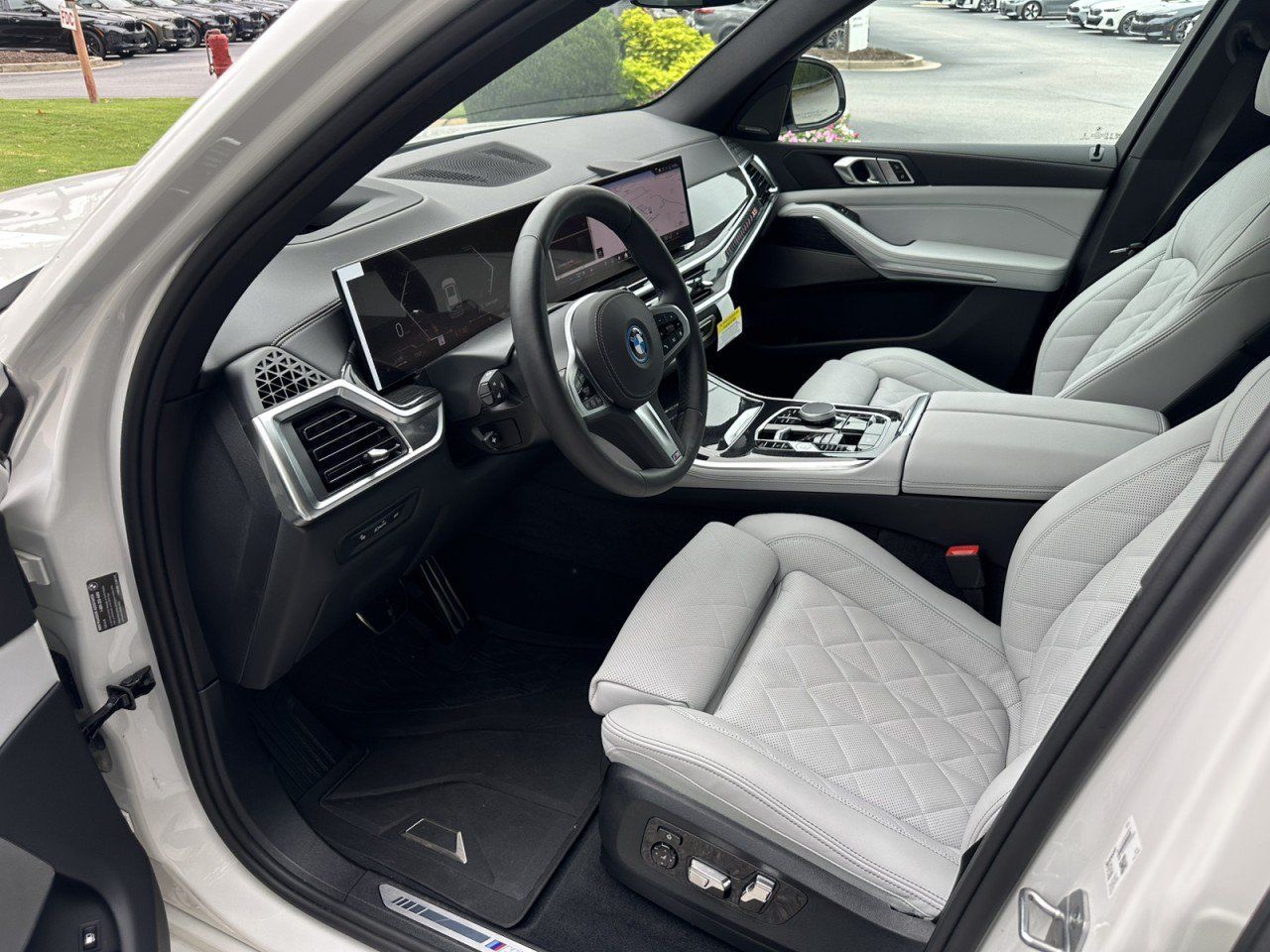 Used 2026 BMW X5 xDrive50e w/ M Sport Package AWD/4WD image 52