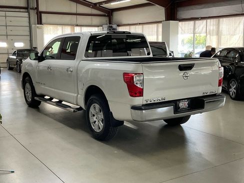 Used 2018 Nissan Titan SV image 4