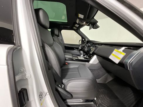 Used 2025 Land Rover Range Rover SE image 20