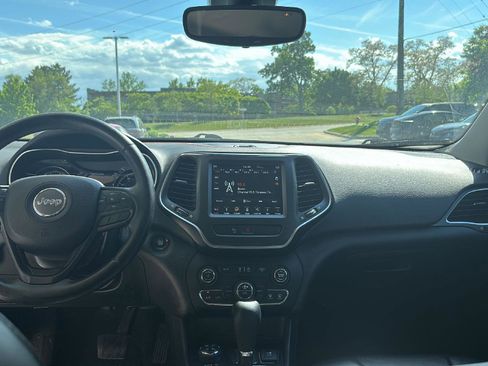 Used 2019 Jeep Cherokee Trailhawk w/ Cold Weather Group AWD/4WD image 19