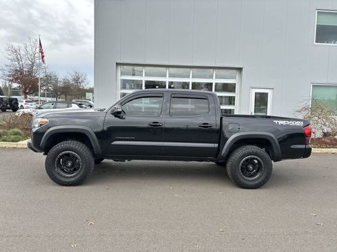 Used 2019 Toyota Tacoma TRD Off-Road image 2