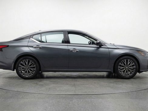 Used 2025 Nissan Altima 2.5 SV FWD image 11