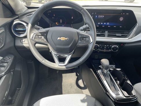 Used 2025 Chevrolet Trax LT w/ Driver Confidence Package FWD image 11
