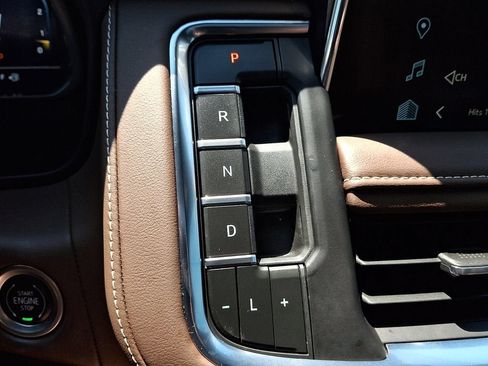 Certified 2023 Chevrolet Suburban High Country AWD/4WD image 17