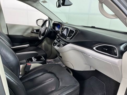 Used 2019 Chrysler Pacifica Touring-L image 42