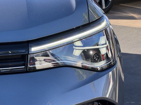 Certified 2025 Volkswagen Taos SE image 6