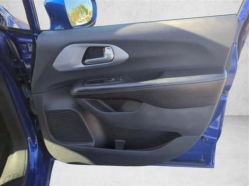 Used 2018 Chrysler Pacifica Touring-L FWD image 26